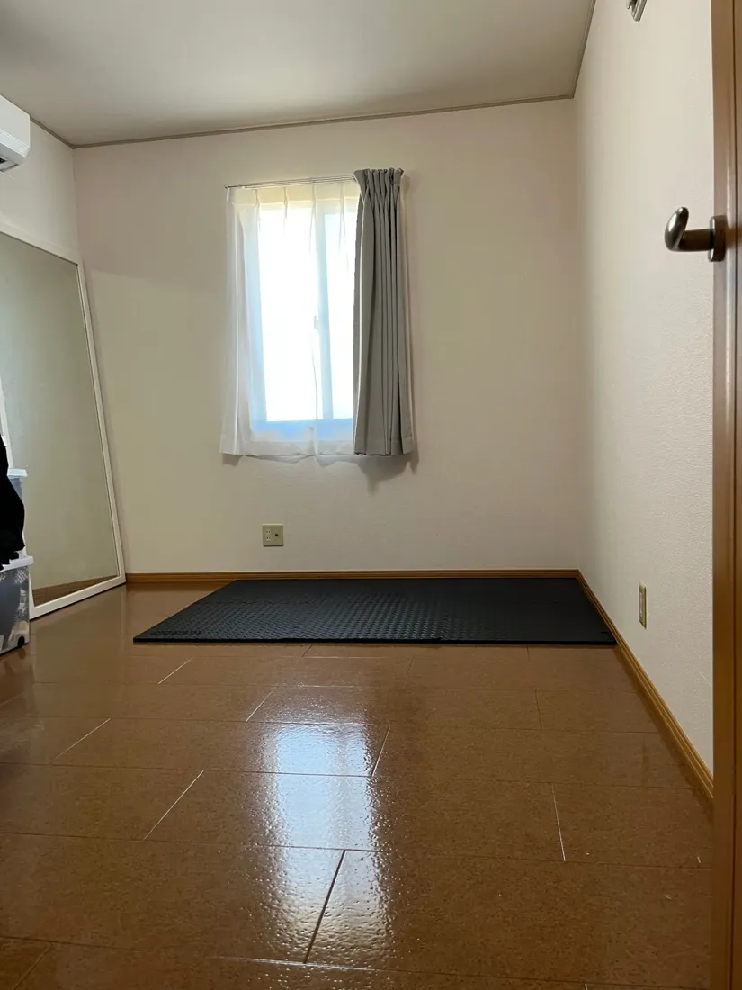 衣裳部屋の作業後。同じ部屋の床が全部見えている