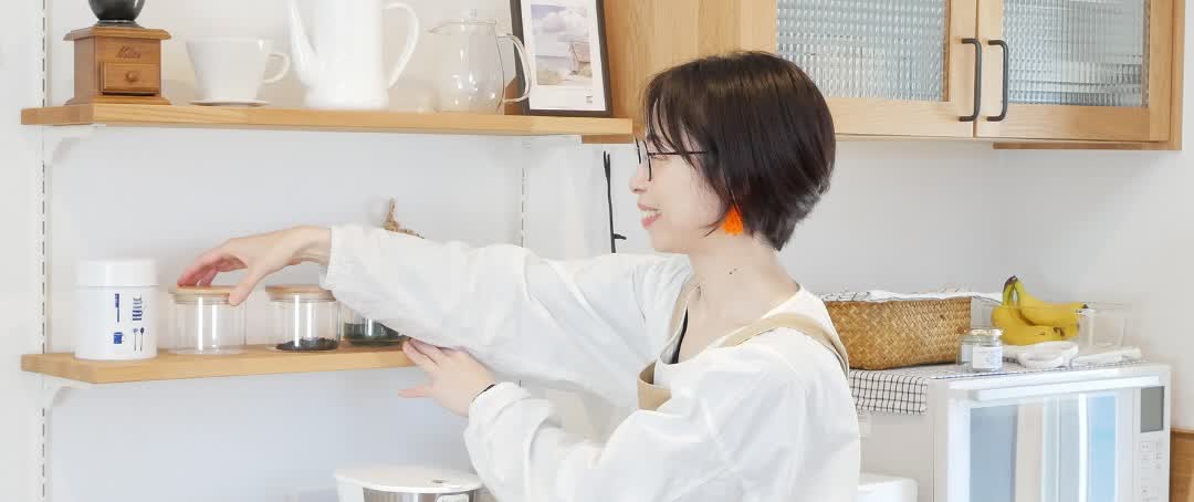 キッチンの収納棚を整える片付けい子