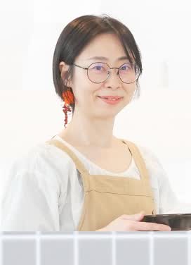 エプロン姿の片付けい子