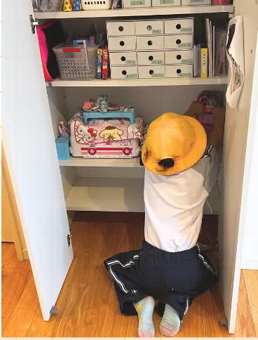 収納に自分の持ち物をしまうお子さん